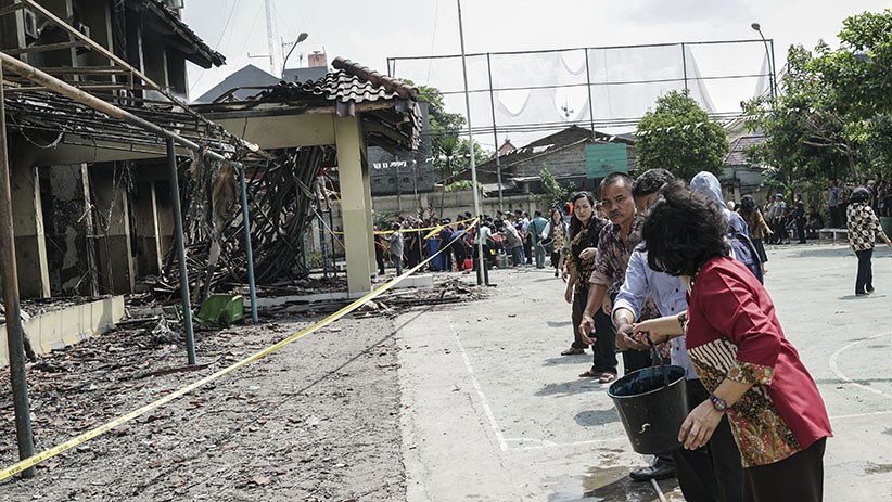 SMK Yadika 6 Kembali Terbakar, Guru Berjibaku Padamkan Api - Bagian 2