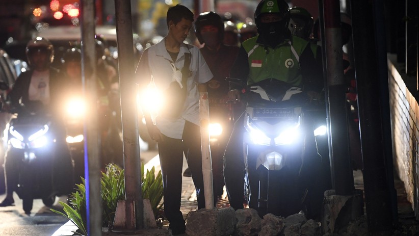 Kesal Motor Naik Trotoar, Pria Ini Halangi Jalan dengan Pasang Batu - Bagian 3