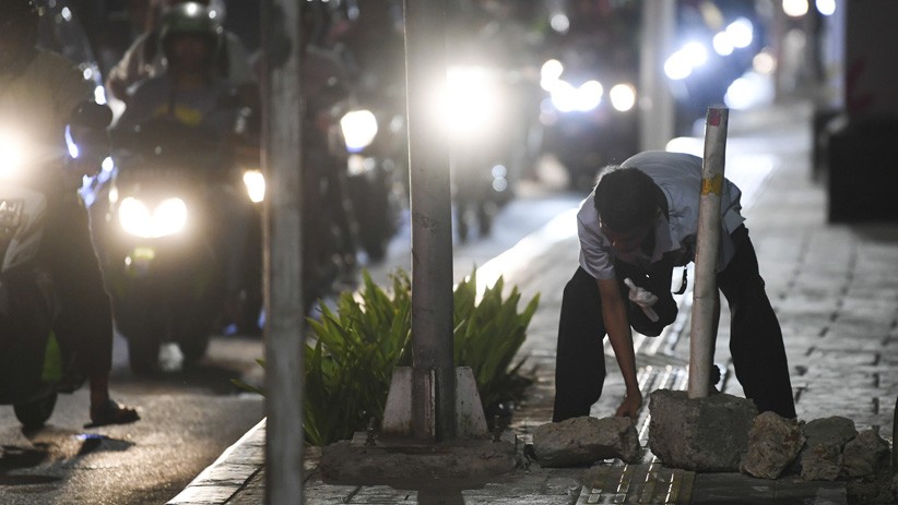 Kesal Motor Naik Trotoar, Pria Ini Halangi Jalan dengan Pasang Batu - Bagian 2