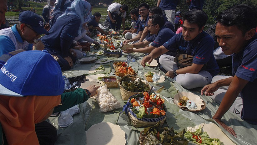 Rekor MURI Penyajian Nasi Liwet Terbanyak - Bagian 1