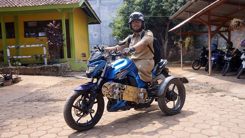 Potret Guru Penyandang Tunadaksa Tetap Semangat Mengajar - Bagian 1