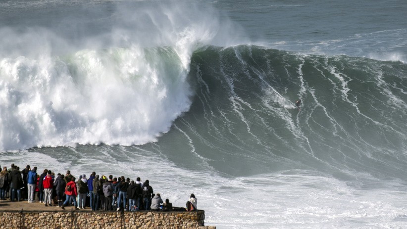 Aksi Peselancar Dunia di Atas Ombak Setinggi 30 Meter - Bagian 2