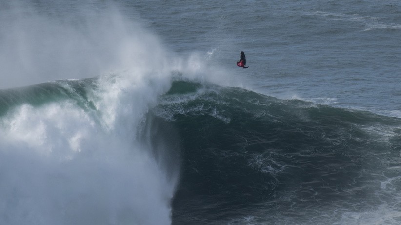 Aksi Peselancar Dunia di Atas Ombak Setinggi 30 Meter - Bagian 4