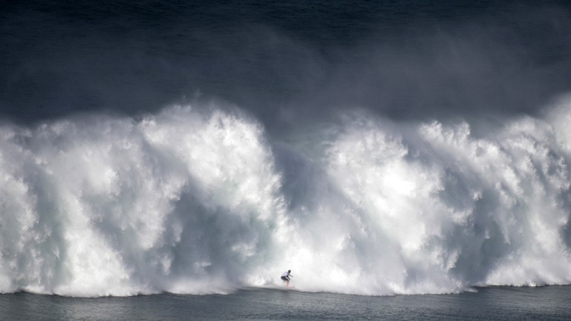 Aksi Peselancar Dunia di Atas Ombak Setinggi 30 Meter - Bagian 5