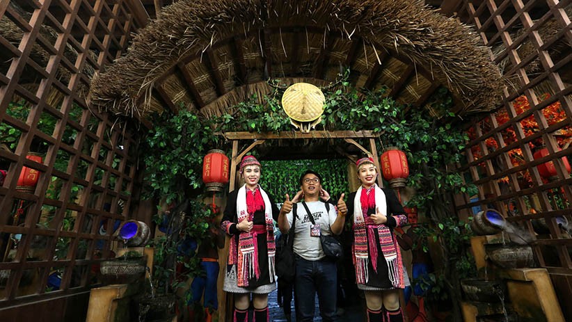 Melihat Kampung Suku Minoritas Li dan Miao di China - Bagian 7