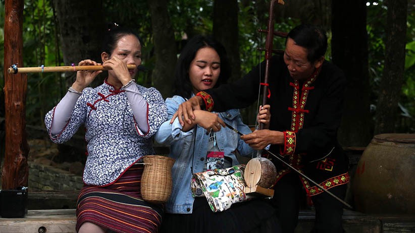 Melihat Kampung Suku Minoritas Li dan Miao di China - Bagian 6