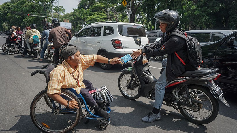 Penyandang Disabilitas Bagikan Hasil Kerajinan Tangan di Solo - Bagian 2