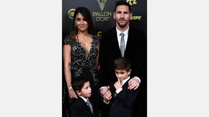 Foto-Foto Lionel Messi Raih Trofi Ballon d'Or ke-6 - Bagian 7