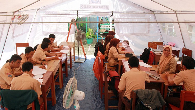 Bangunan Terancam Longsor, Murid Sekolah Khusus Tangsel Ujian di Tenda Darurat - Bagian 1