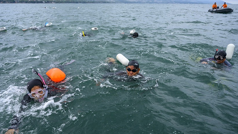 Serunya Lomba Renang Lintas Teluk Palu Berjarak Enam Kilometer - Bagian 1