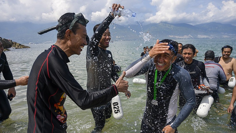 Serunya Lomba Renang Lintas Teluk Palu Berjarak Enam Kilometer - Bagian 2