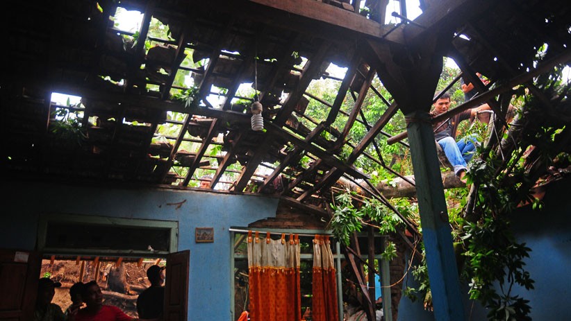 Angin Puting Beliung Terjang Tujuh Desa di Kudus, Puluhan Rumah Rusak - Bagian 2