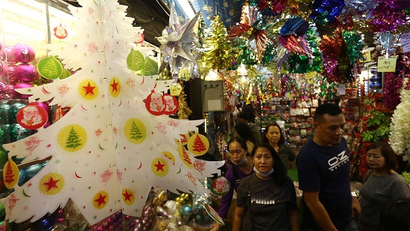 Pasar Asemka Dipenuhi Pernak-pernik Natal - Bagian 2