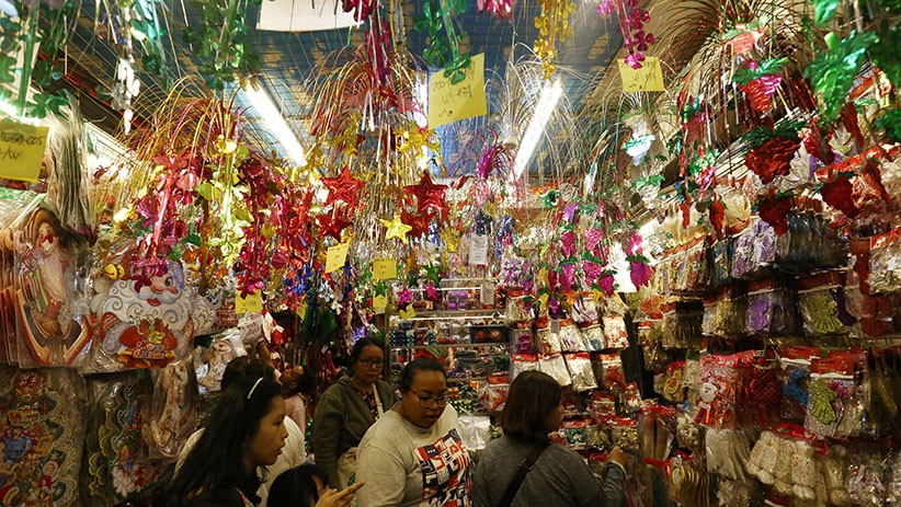 Pasar Asemka Dipenuhi Pernak-pernik Natal - Bagian 1