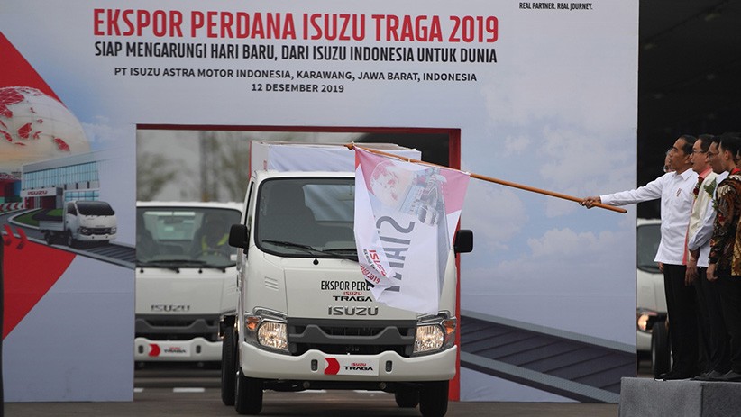Presiden Jokowi Lepas Ekspor Perdana Isuzu Traga - Bagian 2