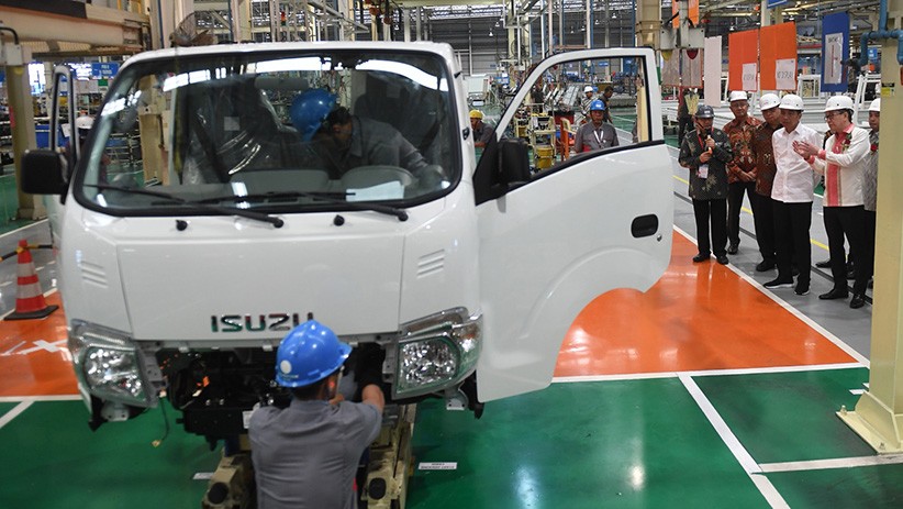 Presiden Jokowi Lepas Ekspor Perdana Isuzu Traga - Bagian 1