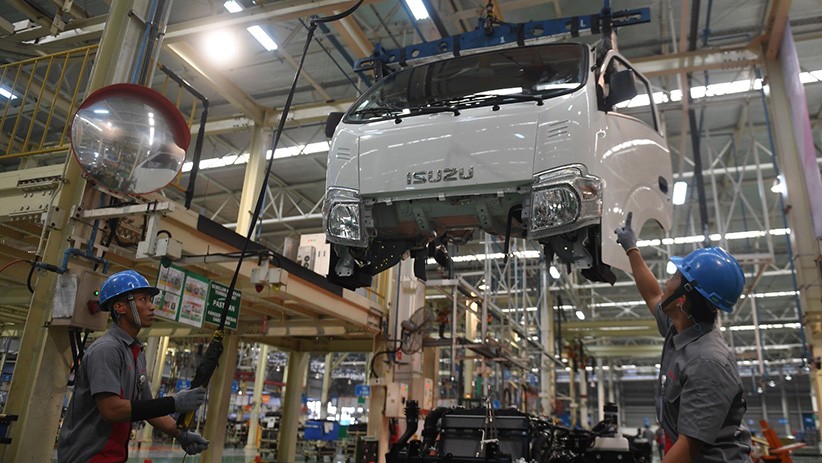 Presiden Jokowi Lepas Ekspor Perdana Isuzu Traga - Bagian 4