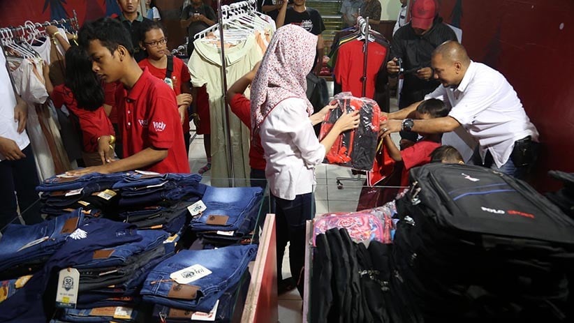 Jelang Natal, Ratusan Anak Panti Asuhan Belanja Gratis di Pasar Atom Surabaya - Bagian 3