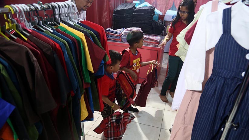 Jelang Natal, Ratusan Anak Panti Asuhan Belanja Gratis di Pasar Atom Surabaya - Bagian 4