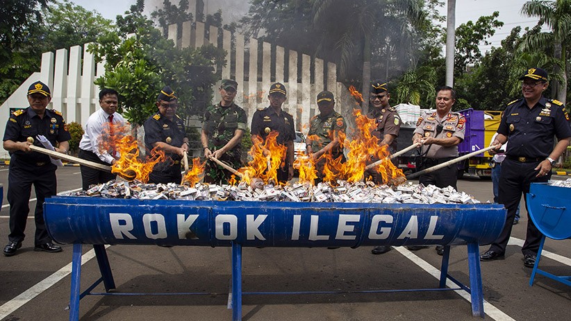 Bea Cukai Musnahkan 14.719 Botol Miras dan 2,7 Juta Batang Rokok Ilegal - Bagian 4