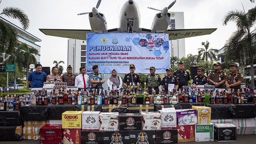 Bea Cukai Musnahkan 14.719 Botol Miras dan 2,7 Juta Batang Rokok Ilegal - Bagian 3