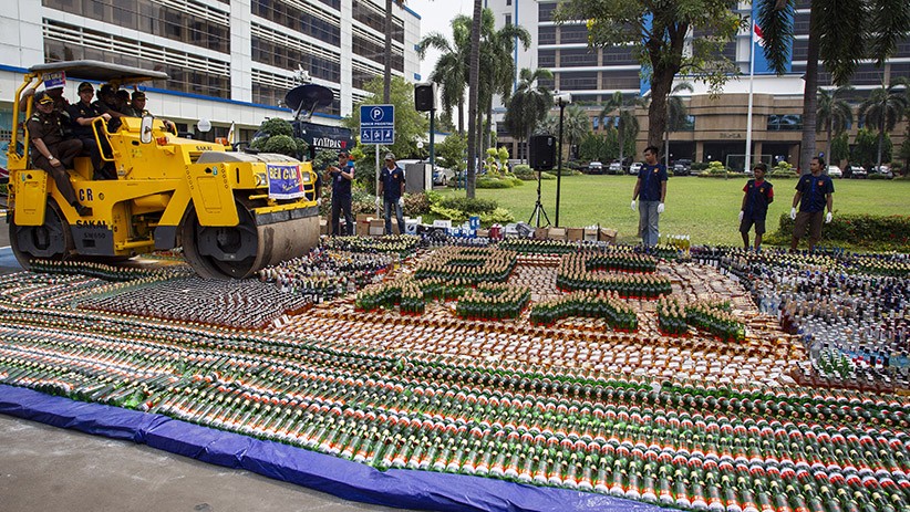 Bea Cukai Musnahkan 14.719 Botol Miras dan 2,7 Juta Batang Rokok Ilegal - Bagian 1