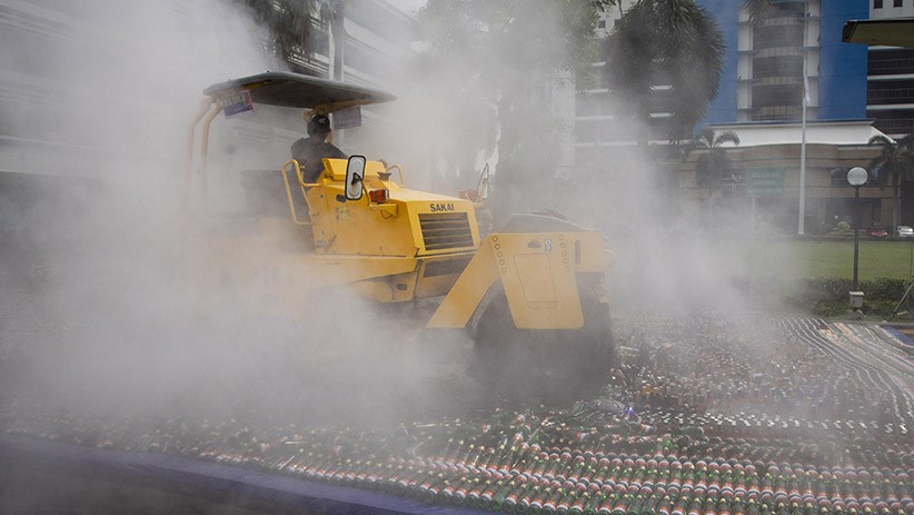 Bea Cukai Musnahkan 14.719 Botol Miras dan 2,7 Juta Batang Rokok Ilegal - Bagian 2