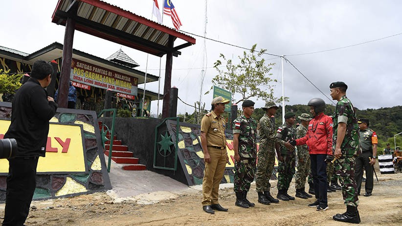 Foto Presiden Jokowi Naik Motor Custom Jajal Jalan Perbatasan Trans Kalimantan - Bagian 3