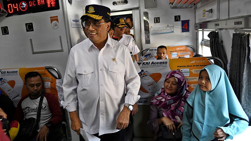 Menhub Tinjau Layanan Angkutan Natal di Stasiun Senen - Bagian 2