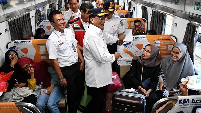 Menhub Tinjau Layanan Angkutan Natal di Stasiun Senen - Bagian 1
