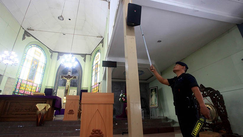 Jelang Perayaan Natal, Polisi Sterilisasi Gereja di Surabaya - Bagian 4