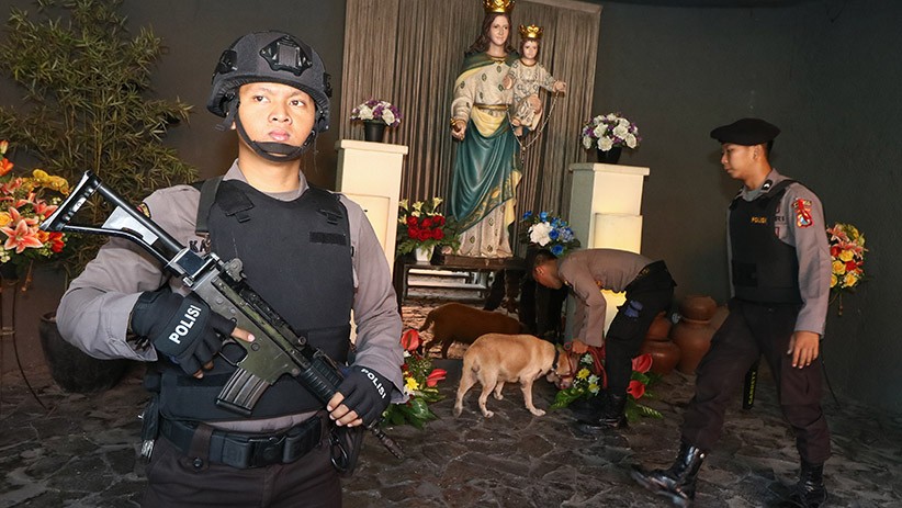 Jelang Perayaan Natal, Polisi Sterilisasi Gereja di Surabaya - Bagian 1