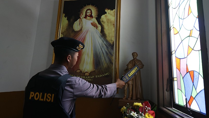 Jelang Perayaan Natal, Polisi Sterilisasi Gereja di Surabaya - Bagian 3