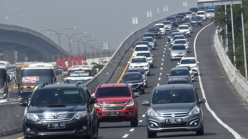 H-2 Natal, Arus Lalu Lintas di Tol Layang Jakarta-Cikampek Ramai Lancar - Bagian 2