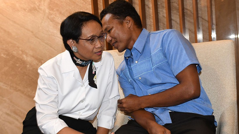 Suasana Haru Kepulangan Dua WNI yang Disandera Abu Sayyaf - Bagian 4