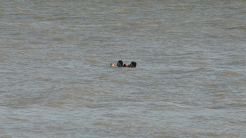 Foto-Foto Dramatis Evakuasi Korban Kapal Tenggelam di Peraian Kuala Tungkal - Bagian 3