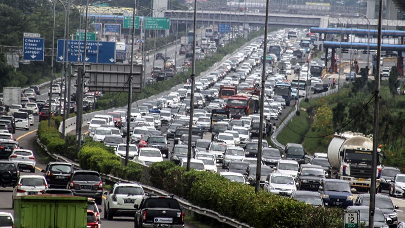 Potret Kemacetan Tol Jagorawi Jelang Malam Tahun Baru 2020 - Bagian 1