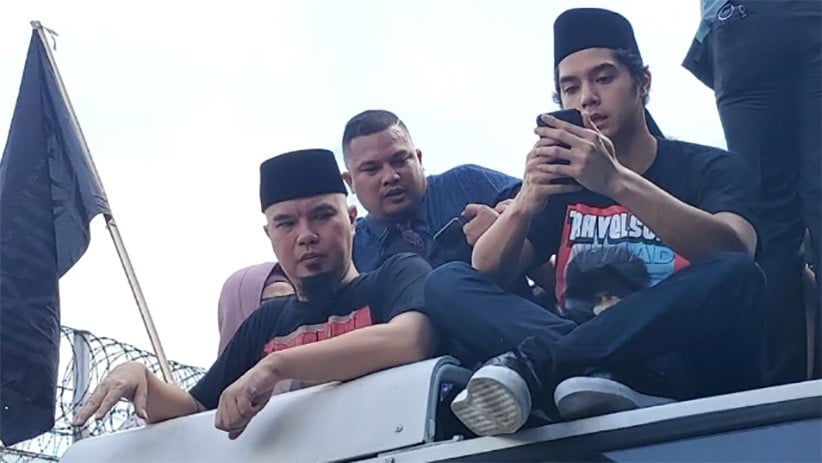 Ahmad Dhani Diarak bersama Al dan El usai Bebas dari Penjara - Bagian 3