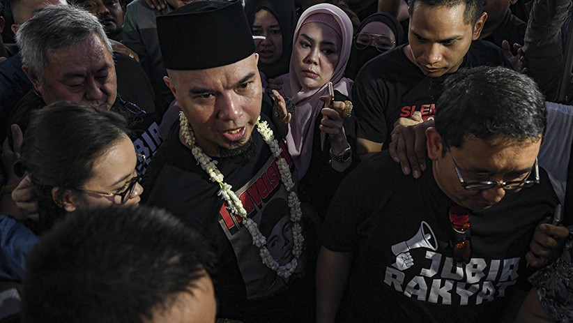 Bebas dari Penjara, Ahmad Dhani Potong Tumpeng di Kediaman - Bagian 2