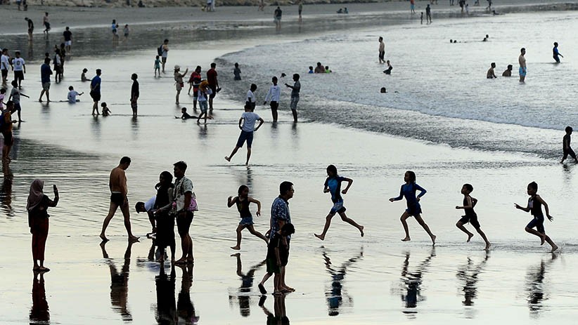 Liburan Akhir Tahun, Pantai Kuta Dipadati Ribuan Wisatawan - Bagian 2