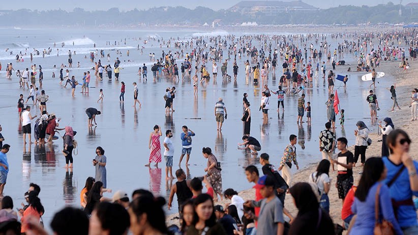 Liburan Akhir Tahun, Pantai Kuta Dipadati Ribuan Wisatawan - Bagian 1