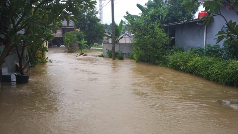 Tembok Pembatas Jebol, Perumahan Nuansa Asri Cinangka Terendam Banjir - Bagian 4