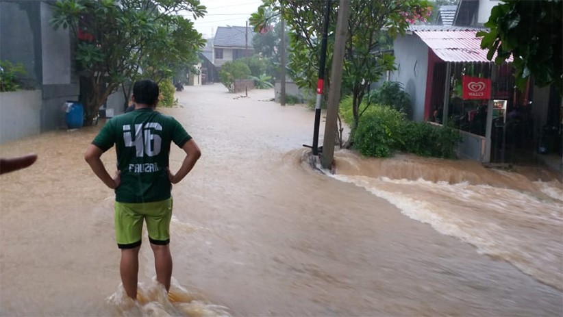 Tembok Pembatas Jebol, Perumahan Nuansa Asri Cinangka Terendam Banjir - Bagian 1