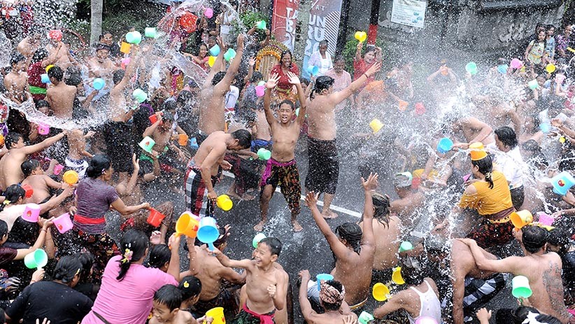Tradisi Perang Air untuk Membersihkan Diri Lahir dan Batin Warga Bali