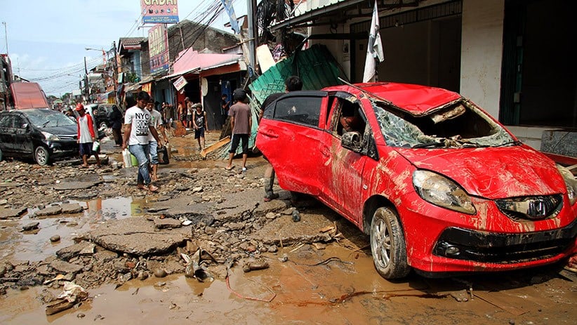 Banjir di Pondok Gede Permai Bekasi Surut, Mobil Bertumpukan dan Jalan Hancur - Bagian 4