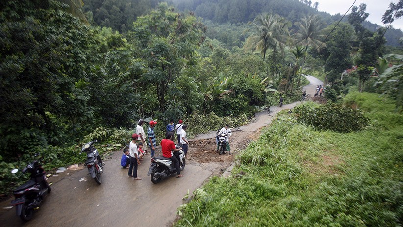 Tanah Longsor, Akses Menuju Kawasan Wisata Sentul dan Babakan Madang Putus - Bagian 2
