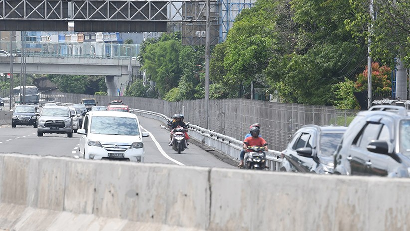 Hindari Banjir, Sepeda Motor Diperbolehkan Masuk Jalan Tol Kebon Jeruk - Bagian 3