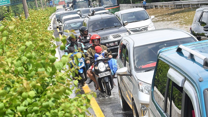 Hindari Banjir, Sepeda Motor Diperbolehkan Masuk Jalan Tol Kebon Jeruk - Bagian 4