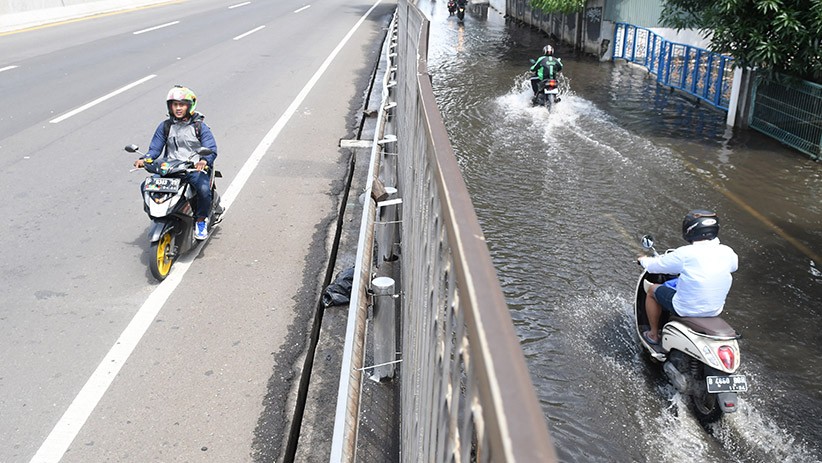 Hindari Banjir, Sepeda Motor Diperbolehkan Masuk Jalan Tol Kebon Jeruk - Bagian 2