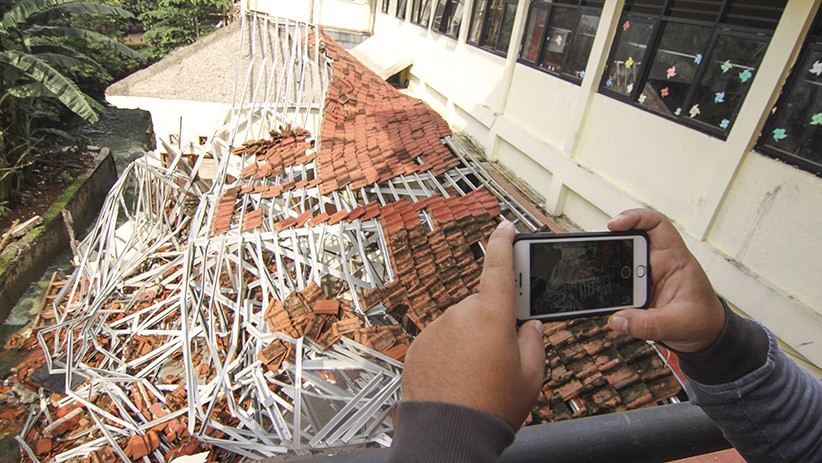 Perpustakaan Sekolah SDN 4 Beji Depok Ambruk akibat Hujan Deras - Bagian 3